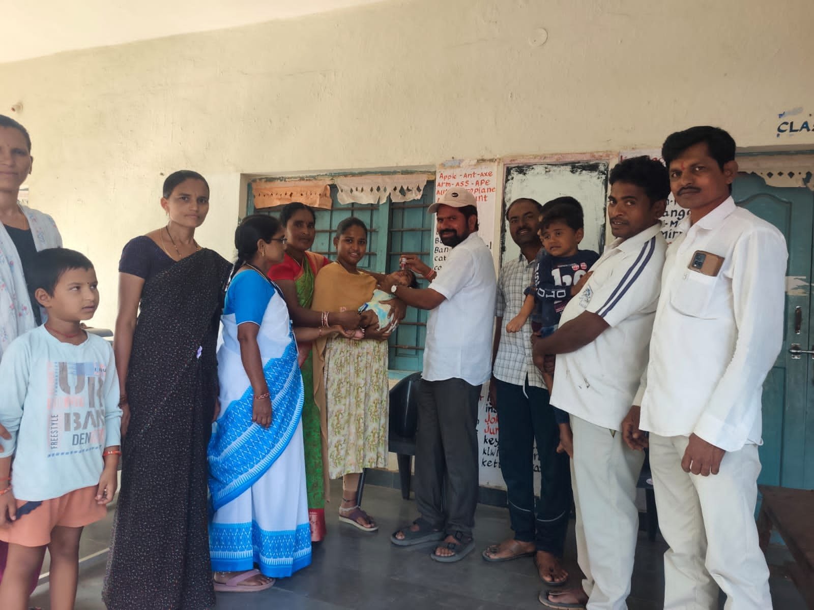 పెద్దమునిగల్ గ్రామంలో పల్స్ పోలియో చుక్కల్లో పాల్గొన్న గ్రామ సర్పంచ్ 